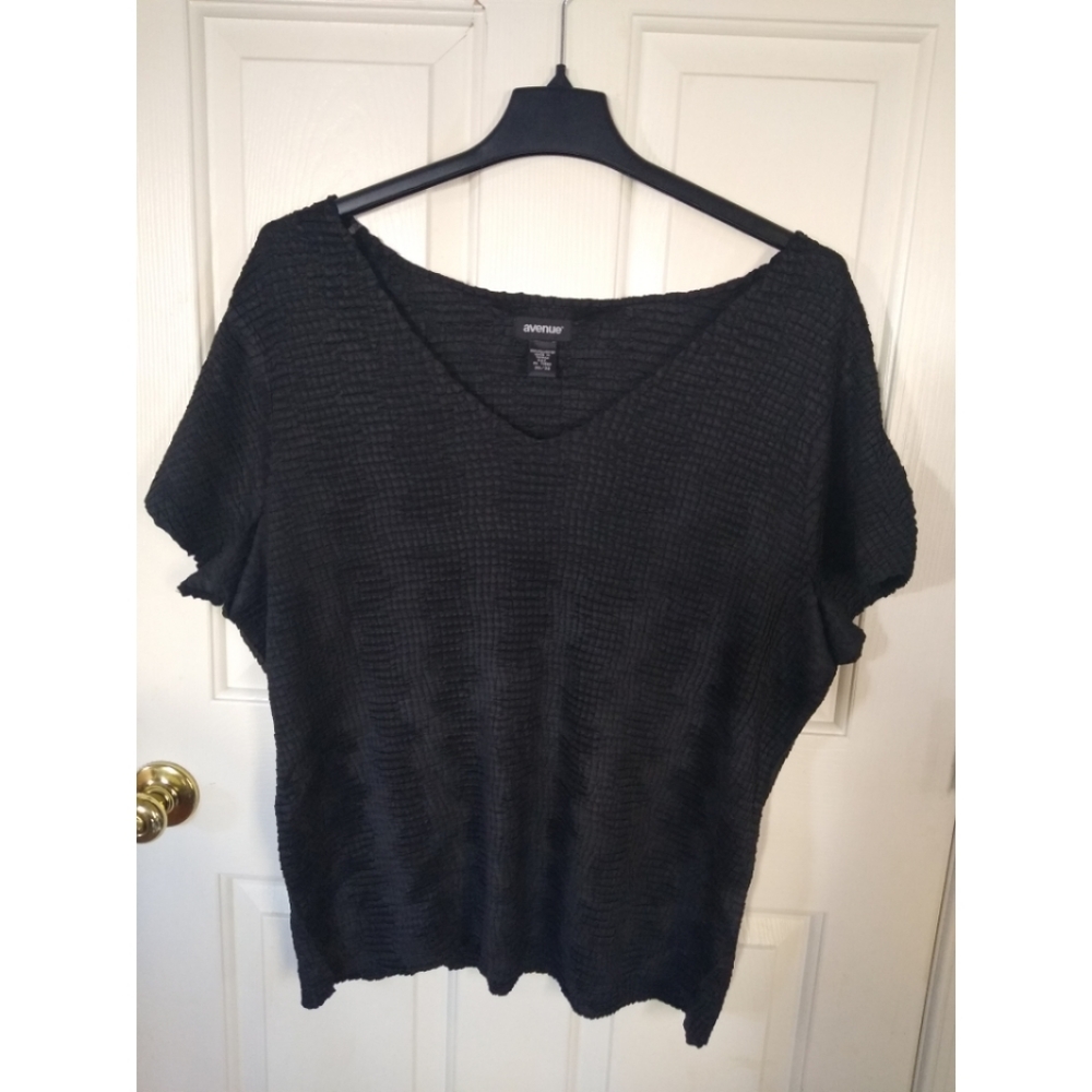 Avenue Black Crepe Shell Blouse Size 30 32